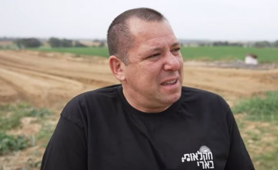 החקלאי מבארי שאיבד רגל וחזר לזרוע בשדות. צפו