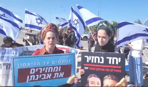 אחיות החטוף הגיעו לחסום את המשאיות בכרם שלום