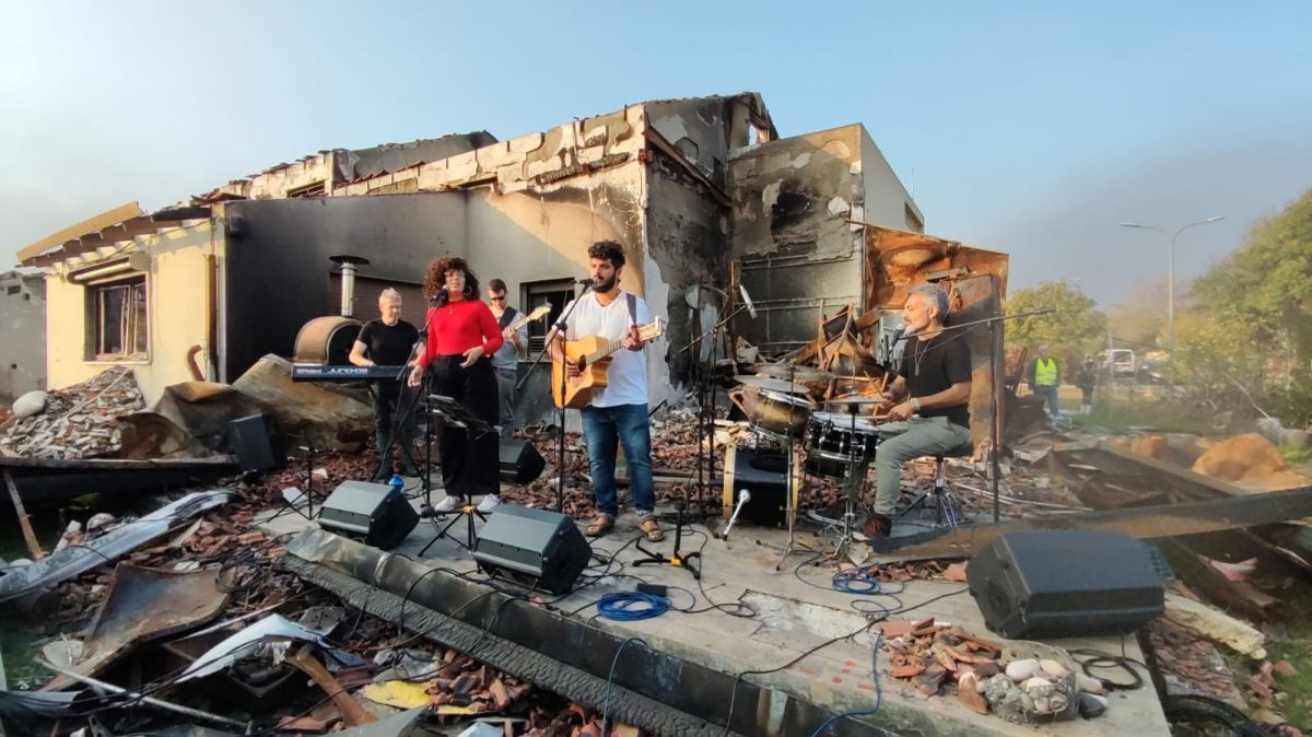 "מוכרחים לנגן": דניאל וייס שר ליד בית הוריו שנרצחו