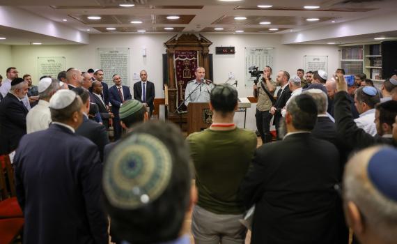 מרגש: תפילה מיוחדת בכנסת לחטופים והחיילים