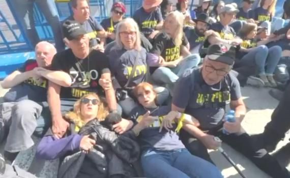 צפו: פעילי שמאל מתפרעים וחוסמים את הכנסת