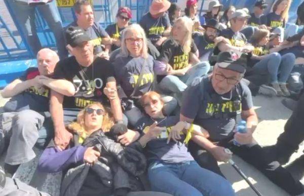 צפו: פעילי שמאל מתפרעים וחוסמים את הכנסת