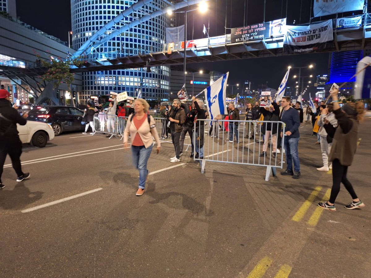 מפגינים חוסמים את דרך בגין מול הקריה בתל אביב