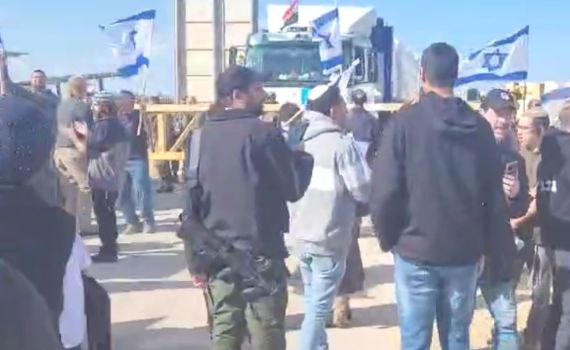 צפו: עשרות מפגינים חסמו את משאיות הסיוע לחמאס