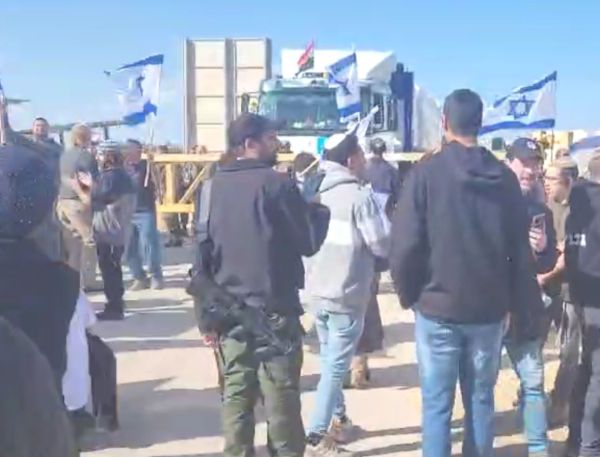 צפו: עשרות מפגינים חסמו את משאיות הסיוע לחמאס