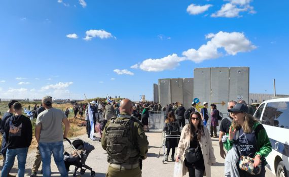 10 עצורים בהפגנה לחסום את מעבר כרם שלום