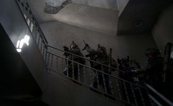 צפו: הצנחנים הכווינו, כלי הטיס צלף במחבלים