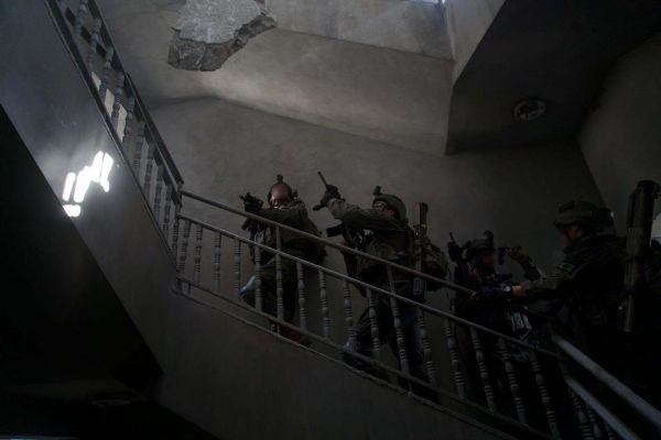 צפו: הצנחנים הכווינו, כלי הטיס צלף במחבלים