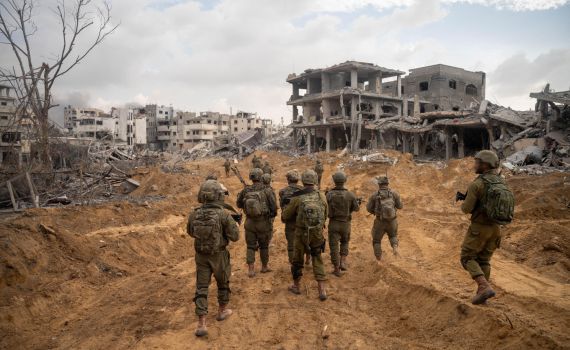 צפו: מחבל ניסה להצמיד מטען לטנק וחוסל