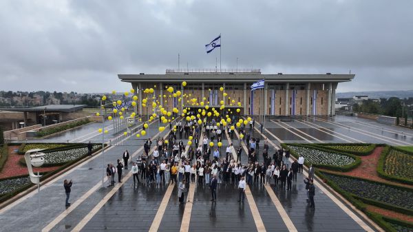100 ימי שבי: מיצג הזדהות בשערי הכנסת | צפו