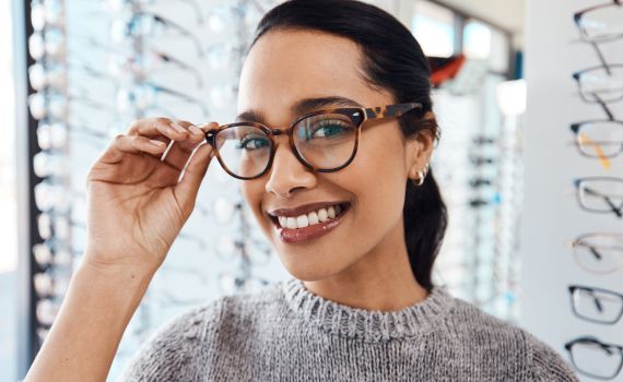 על הפנים: הטרנדים החמים של המשקפיים ב-2024