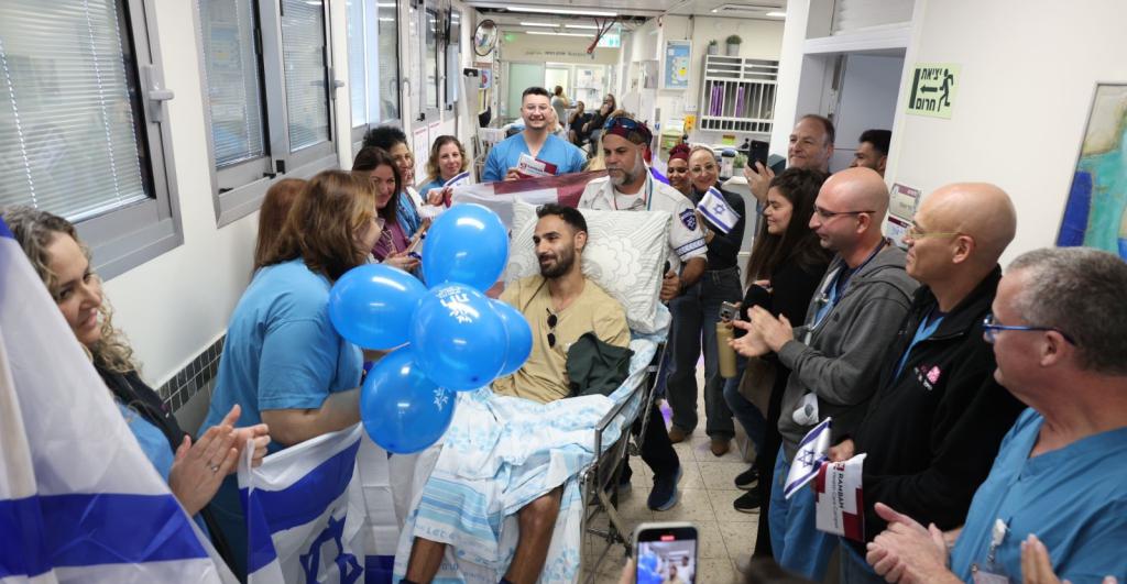 צפו: שופט הכדורגל שנפצע מטיל נ"ט השתחרר מרמב"ם