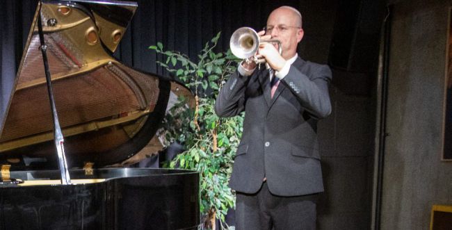 עמית סופר בנגינת שיר הרעות: גרסת חרבות ברזל