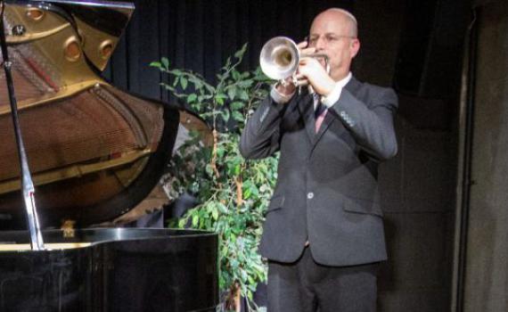 עמית סופר בנגינת שיר הרעות: גרסת חרבות ברזל