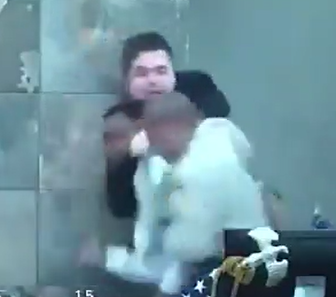 זינק על השופטת והיכה אותה באגרסיביות. צפו