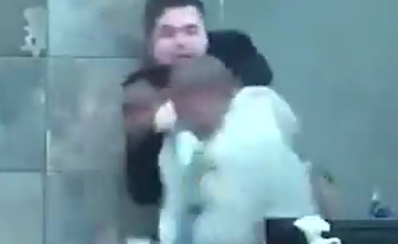 זינק על השופטת והיכה אותה באגרסיביות. צפו