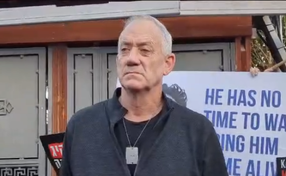 עם דמעות בעיניים: השיחה הכואבת של בני גנץ. צפו