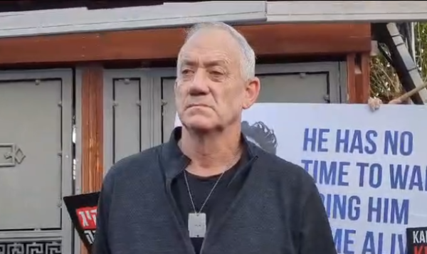 עם דמעות בעיניים: השיחה הכואבת של בני גנץ. צפו