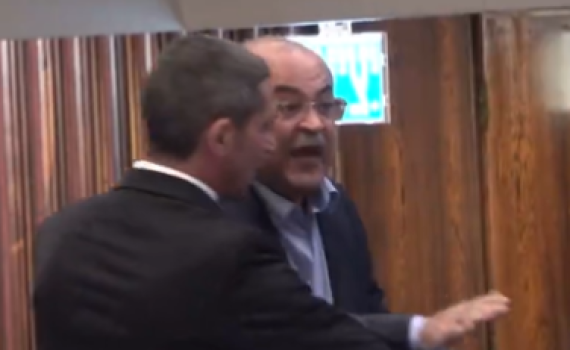 אחמד טיבי הוצא בכוח מהמליאה: "אתה אפס". צפו