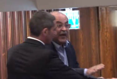 אחמד טיבי הוצא בכוח מהמליאה: "אתה אפס". צפו