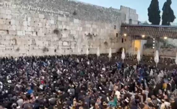 מצמרר: רבבות בשירת 'אחינו כל בית ישראל'. צפו