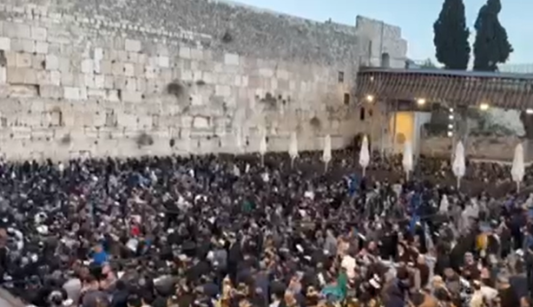 מצמרר: רבבות בשירת 'אחינו כל בית ישראל'. צפו