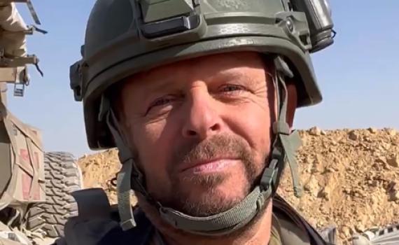 בגיל 64: השר לשעבר תועד נלחם בעזה. צפו