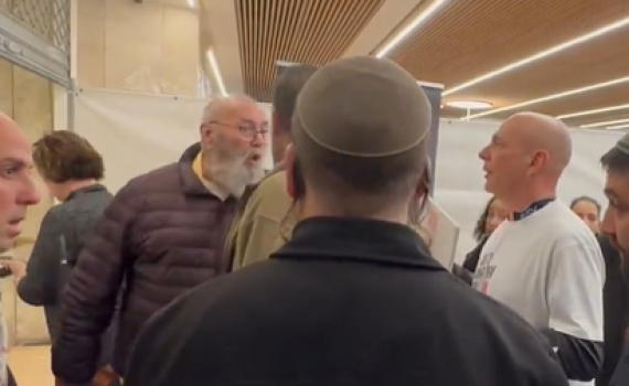 הח"כ הסרוג גורש מעצרת החטופים: "הוא רוצח"