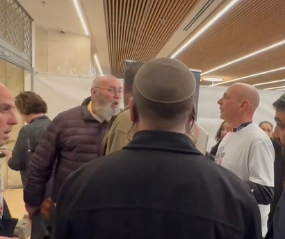 הח"כ הסרוג גורש מעצרת החטופים: "הוא רוצח"