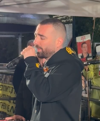 צפו: עומר אדם במחווה לחברו עידן עמדי בעצרת החטופים