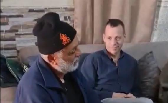 עמית סגל ניחם את משפחת החייל הבדואי. צפו