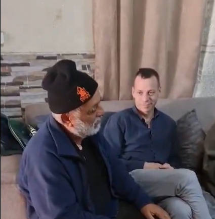 עמית סגל ניחם את משפחת החייל הבדואי. צפו