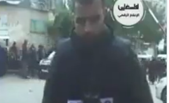 העיתונאי העזתי קרס באמצע דיווח. צפו