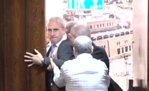כמעט עימות פיזי: הח"כ נבלם בדרכו לאיימן עודה. צפו