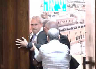 כמעט עימות פיזי: הח"כ נבלם בדרכו לאיימן עודה. צפו
