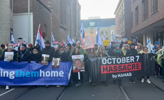 לפני תחילת הדיון: משפחות החטופים הפגינו בהאג | צפו