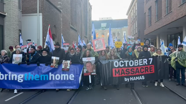 לפני תחילת הדיון: משפחות החטופים הפגינו בהאג | צפו