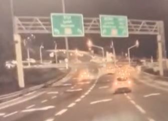 התאונה בצפון: רכב נמלט משוטרים וחצה באדום. צפו