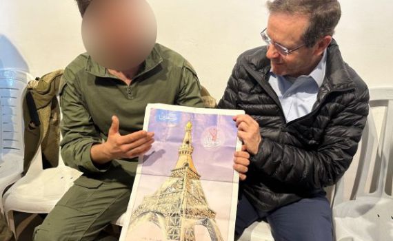 התמונה שנמצאה בעזה: מגדל אייפל הופך למסגד