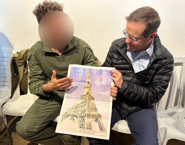 התמונה שנמצאה בעזה: מגדל אייפל הופך למסגד