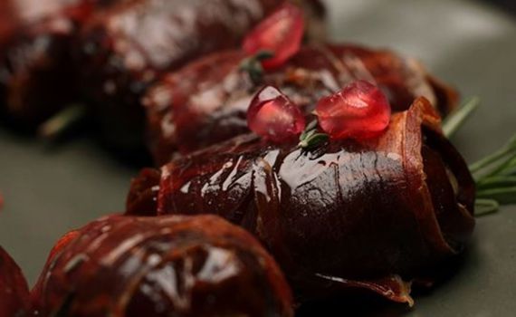 חמים ומרשים: חטיף תמרים ממולא בקממבר ואגוזים