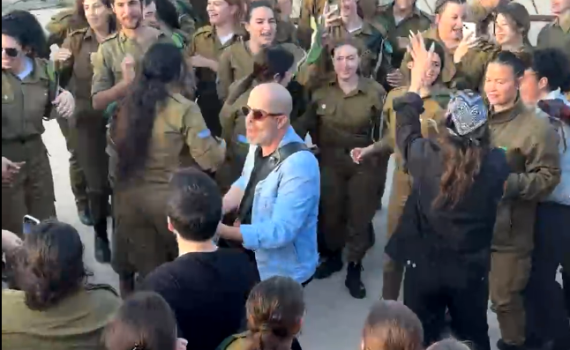 צפו: עילי בוטנר וילדי החוץ בהופעה ללוחמים שיצאו מעזה