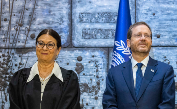 הרצוג נפרד מחיות: "הוכיחה עצמה כאשת עקרונות"