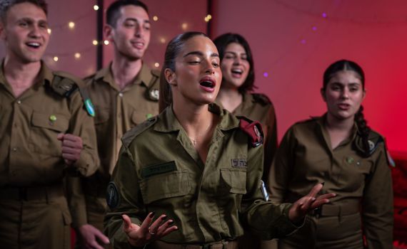 נועה קירל מחדשת את המנון עוצבת הקומנדו