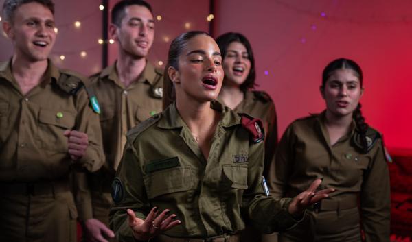 נועה קירל מחדשת את המנון עוצבת הקומנדו