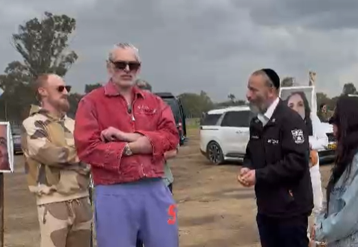 הזמר היהודי נחת בישראל וסייר בעוטף עזה