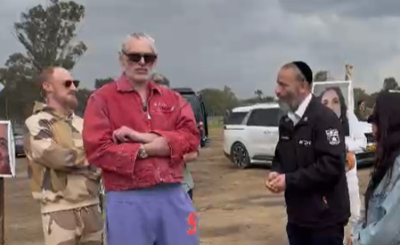 הזמר היהודי נחת בישראל וסייר בעוטף עזה