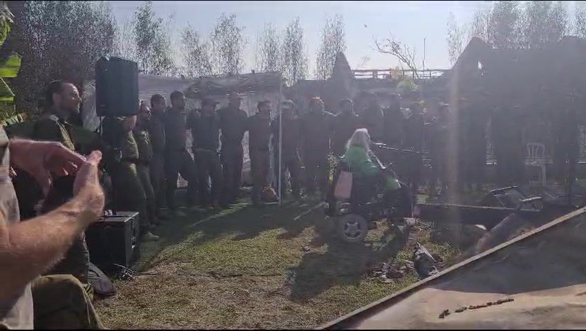 על חורבות קיבוץ בארי: מירי אלוני בשיר "פרחים בקנה"