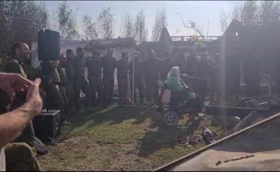 על חורבות קיבוץ בארי: מירי אלוני בשיר "פרחים בקנה"