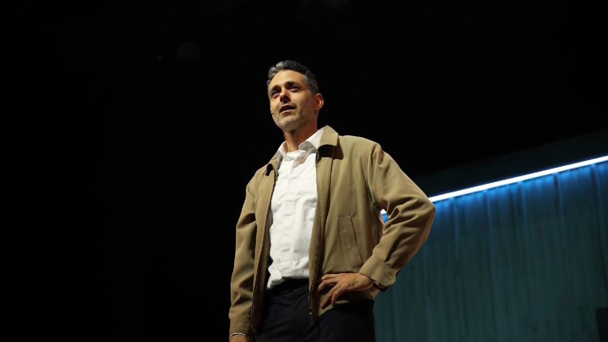 מרגש: בנו של מולי שפירא ספד לאביו על הבמה | צפו